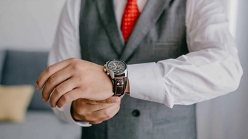 Ladri d’orologi nel Quadrilatero della moda: gli sfilano un Patek Philippe da 150 mila euro, presi dai poliziotti in borghese