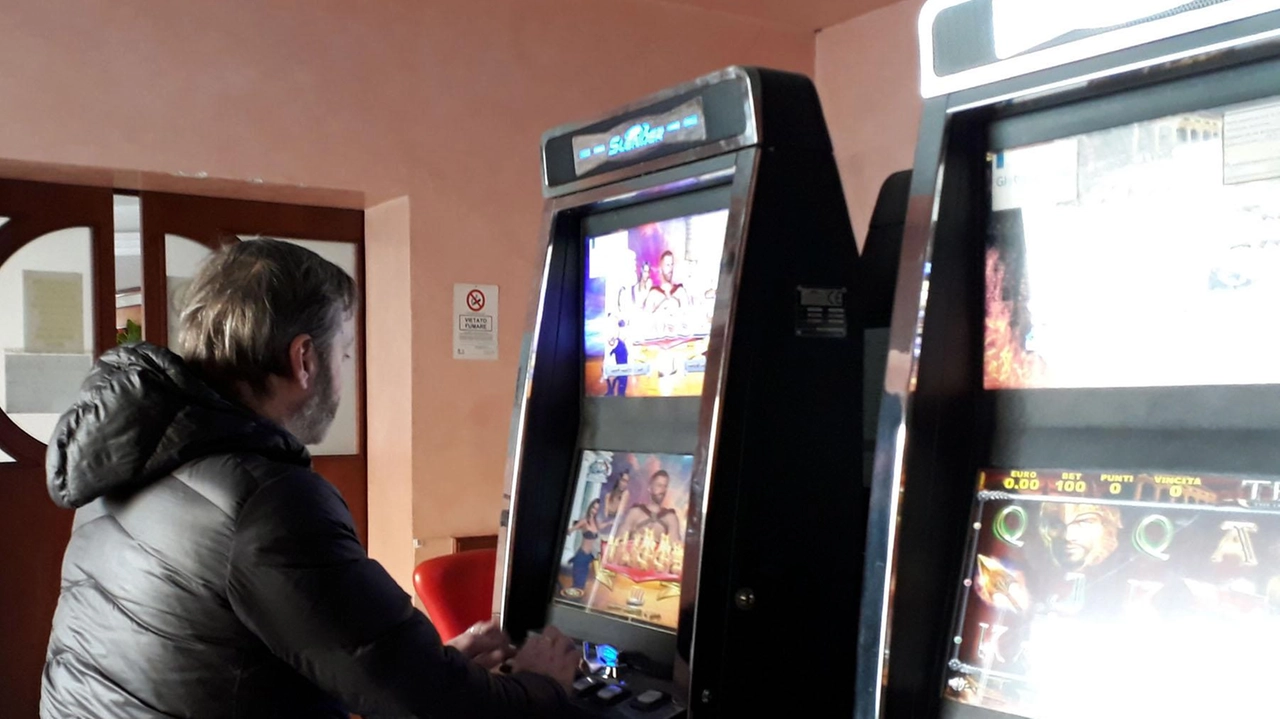 Iniziativa teatrale a Lodi per sensibilizzare sul disturbo da gioco d'azzardo, promossa da Asst Lodi e Il Ramo. Lo spettacolo "Slot - Sogni Luci Ombre Traiettorie" mira a far riflettere sulle conseguenze profonde del Dga e a offrire supporto tramite lo Sportello Gap. Iniziativa teatrale a Lodi per sensibilizzare sul disturbo da gioco d'azzardo, promossa da Asst Lodi e Il Ramo. Lo spettacolo "Slot - Sogni Luci Ombre Traiettorie" mira a far riflettere sulle conseguenze profonde del Dga e a offrire supporto tramite lo Sportello Gap.