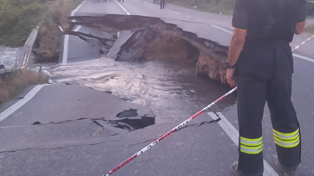 La voragine ha causato la modifica del deflusso del corso d’acqua che mette a rischio 1.500 ettari di coltivazioni La voragine ha causato la modifica del deflusso del corso d’acqua che mette a rischio 1.500 ettari di coltivazioni