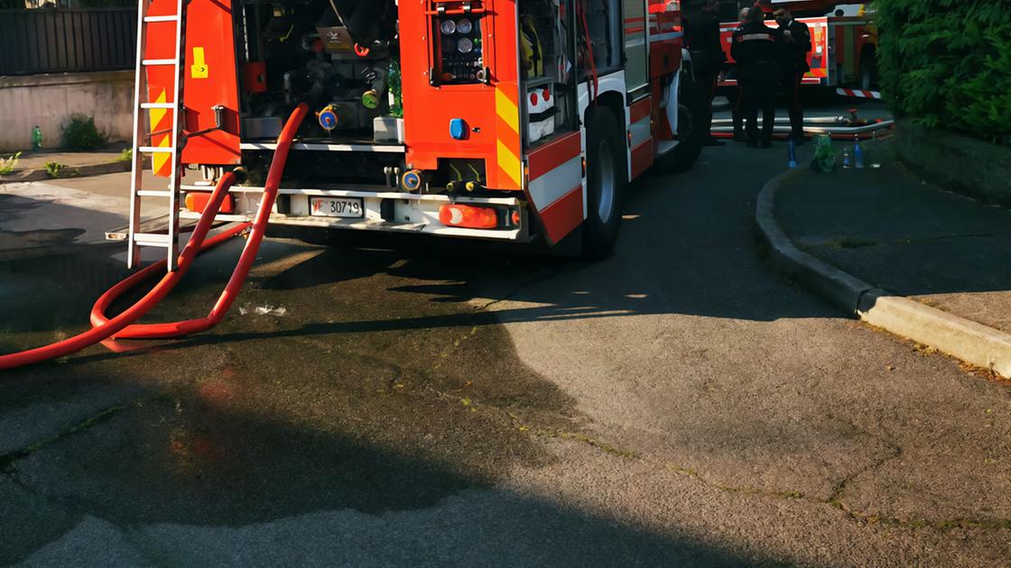 Il camper prende fuoco . Proprietario intossicato dal fumo Il camper prende fuoco . Proprietario intossicato dal fumo