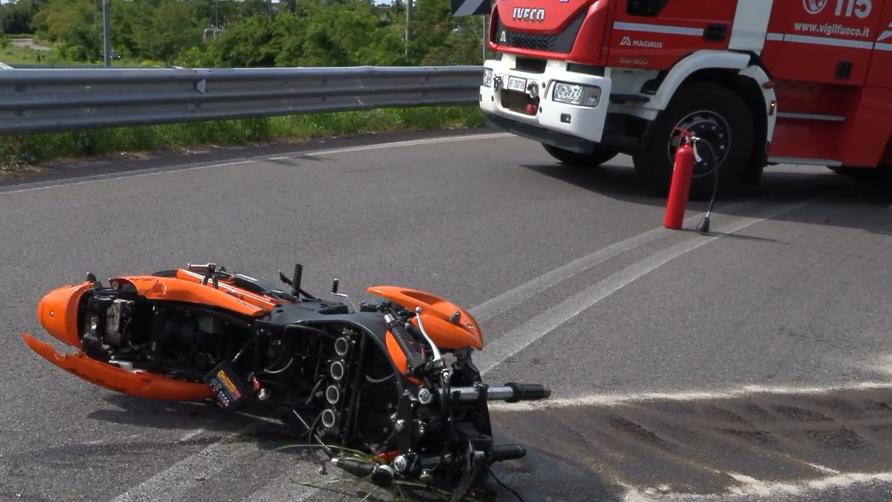 Incidente a Zanica, perde il controllo della moto e cade sull’asfalto: morto 55enne