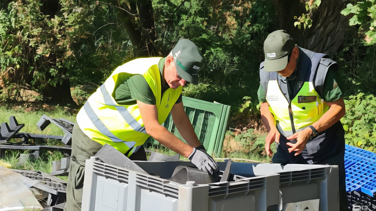 Diversi bancali e cassoni completamente ripieni di materiale in plastica sono stati abbandonati lungo la ciclopedonale che costeggia il... Diversi bancali e cassoni completamente ripieni di materiale in plastica sono stati abbandonati lungo la ciclopedonale che costeggia il...