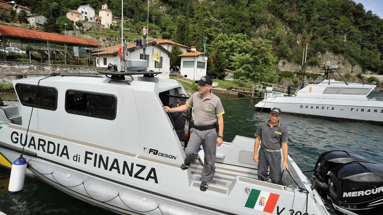 Una vedetta della Guardia di Finanza sul lago di Como