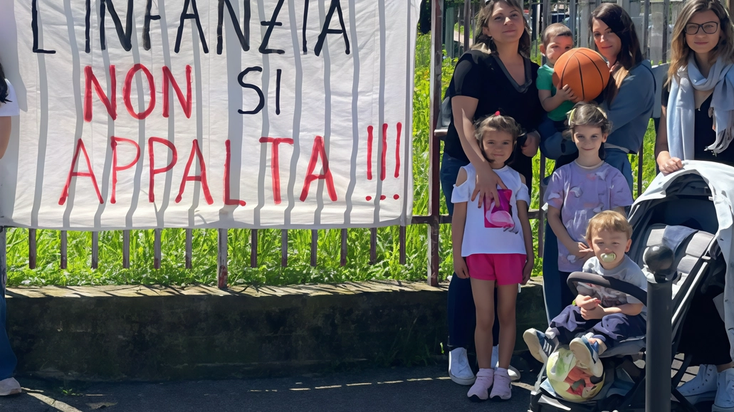 Il Comune di Melzo ha esternalizzato l'asilo nido a una cooperativa sociale, suscitando proteste tra i genitori. La decisione mira ad aumentare i posti disponibili e le educatrici comunali saranno ricollocate. Un primo incontro online con il gestore ha calmato parzialmente le preoccupazioni, ma restano incertezze sul piano educativo e sul benessere dei bambini. Il Comune di Melzo ha esternalizzato l'asilo nido a una cooperativa sociale, suscitando proteste tra i genitori. La decisione mira ad aumentare i posti disponibili e le educatrici comunali saranno ricollocate. Un primo incontro online con il gestore ha calmato parzialmente le preoccupazioni, ma restano incertezze sul piano educativo e sul benessere dei bambini.