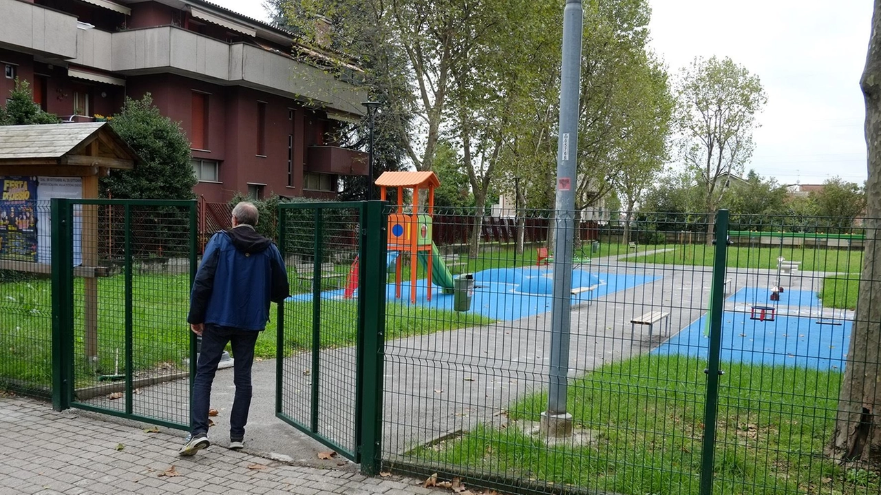 Il Comune di Desio avvia un piano di riqualificazione dei parchi gioco per bambini, con recinzioni e chiusure notturne per garantire sicurezza e prevenire atti vandalici. Il vicesindaco Villa spiega che l'obiettivo è preservare le attrezzature e evitare utilizzi impropri. I lavori sono già in corso in diverse aree della città, con interventi che renderanno le aree più belle e fruibili per i bambini. Il Comune di Desio avvia un piano di riqualificazione dei parchi gioco per bambini, con recinzioni e chiusure notturne per garantire sicurezza e prevenire atti vandalici. Il vicesindaco Villa spiega che l'obiettivo è preservare le attrezzature e evitare utilizzi impropri. I lavori sono già in corso in diverse aree della città, con interventi che renderanno le aree più belle e fruibili per i bambini.