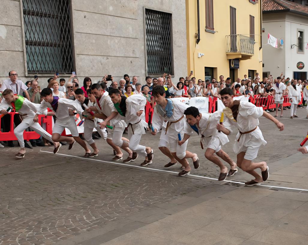 Il ricordo della battaglia. Palio degli Zoccoli: la storia di Desio sfila con 600 figuranti Il ricordo della battaglia. Palio degli Zoccoli: la storia di Desio sfila con 600 figuranti