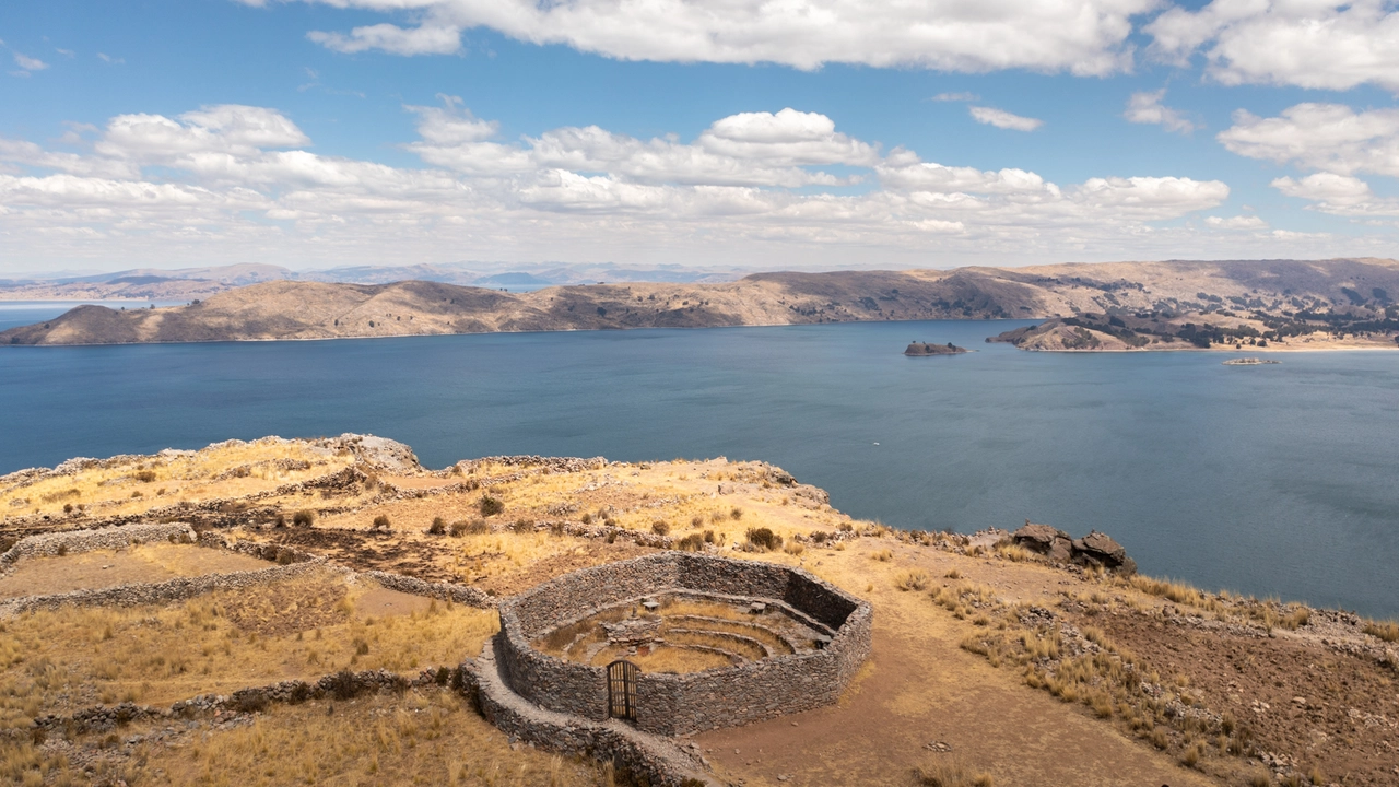 Il lago Titicaca prende il suo nome dall'isola chiamata Intikjarka, parola che deriva da due parole aymara e quechua: Inti ovvero Sole e kjarka ovvero masso rupestre