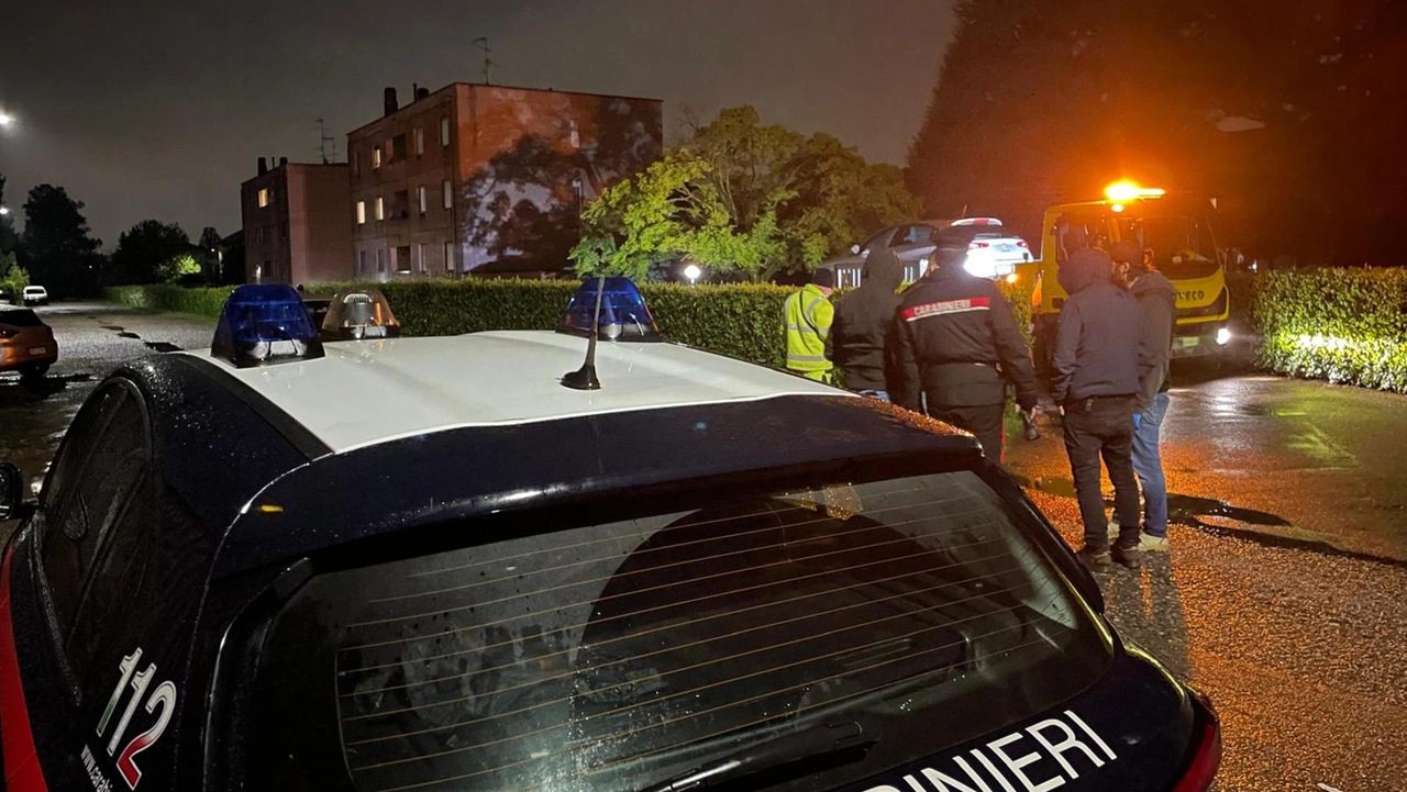 I carabinieri sulla scena del delitto a Samarate