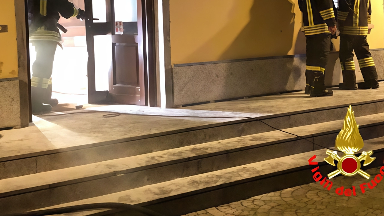 Nella filiale di fianco al Comune. i vigili del fuoco hanno messo in sicurezza lo spazio dov’era installato il distributore di banconote e scongiurato incendi Nella filiale di fianco al Comune. i vigili del fuoco hanno messo in sicurezza lo spazio dov’era installato il distributore di banconote e scongiurato incendi