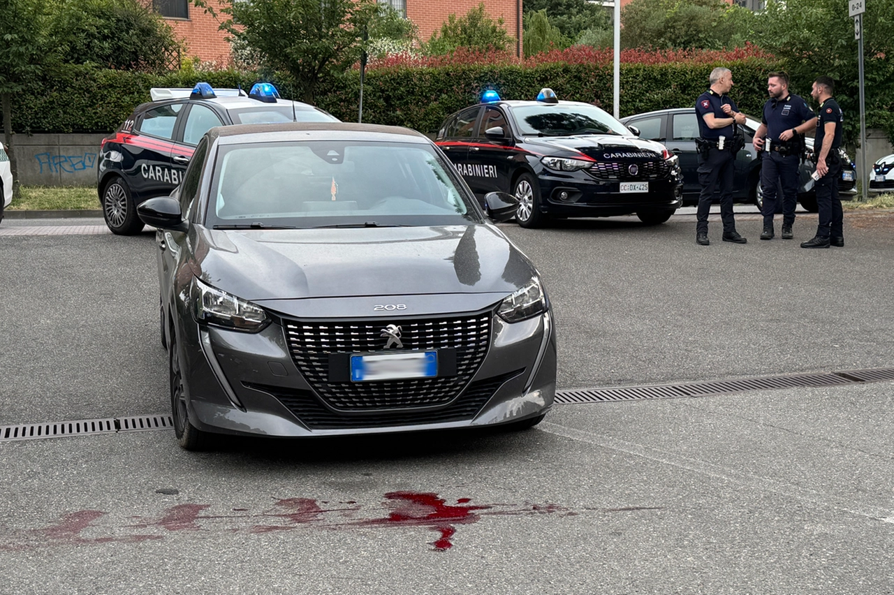 La Peugeot abbandonata dall'aggressore dopo la sparatoria
