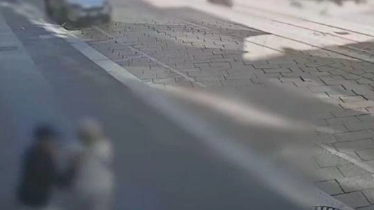 L’aggressione in strada immortalata da una telecamera La donna, di 87 anni, è stata derubata di due collane ed è stata spinta a terra