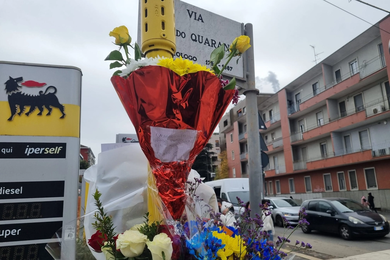 I fiori depositati dagli amici di Ramy Elgaml all'angolo tra via Quaranta e via Ripamonti