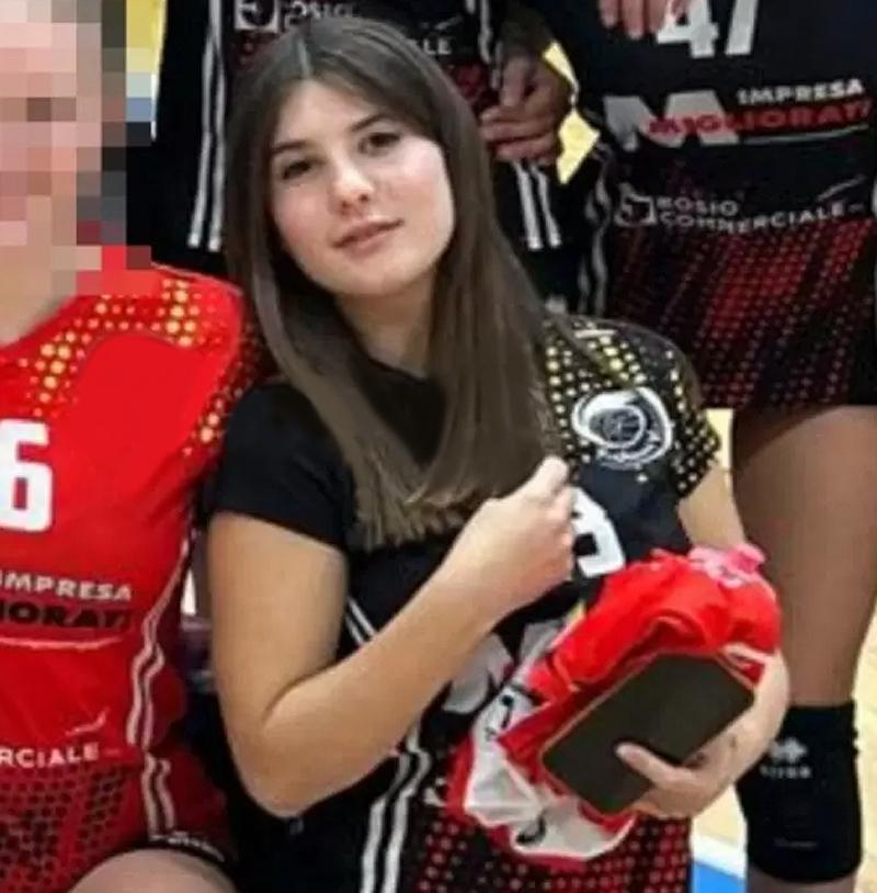 Matilde Valeri colpita da un infarto in spiaggia, la 14enne donerà gli organi. Su di lei lo sfregio no vax