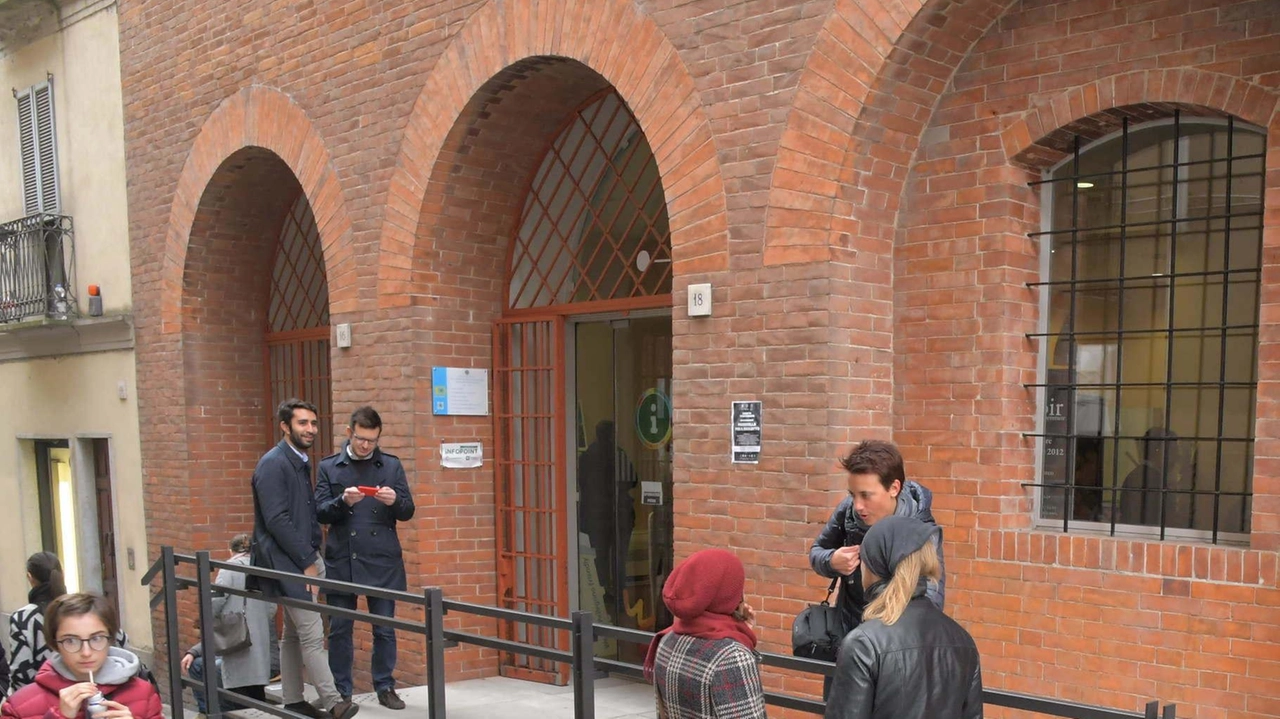 Da un lato le associazioni si occupano di "sport della mente" e dall’altra una sala assegnata all’assessorato al turismo che... Da un lato le associazioni si occupano di "sport della mente" e dall’altra una sala assegnata all’assessorato al turismo che...