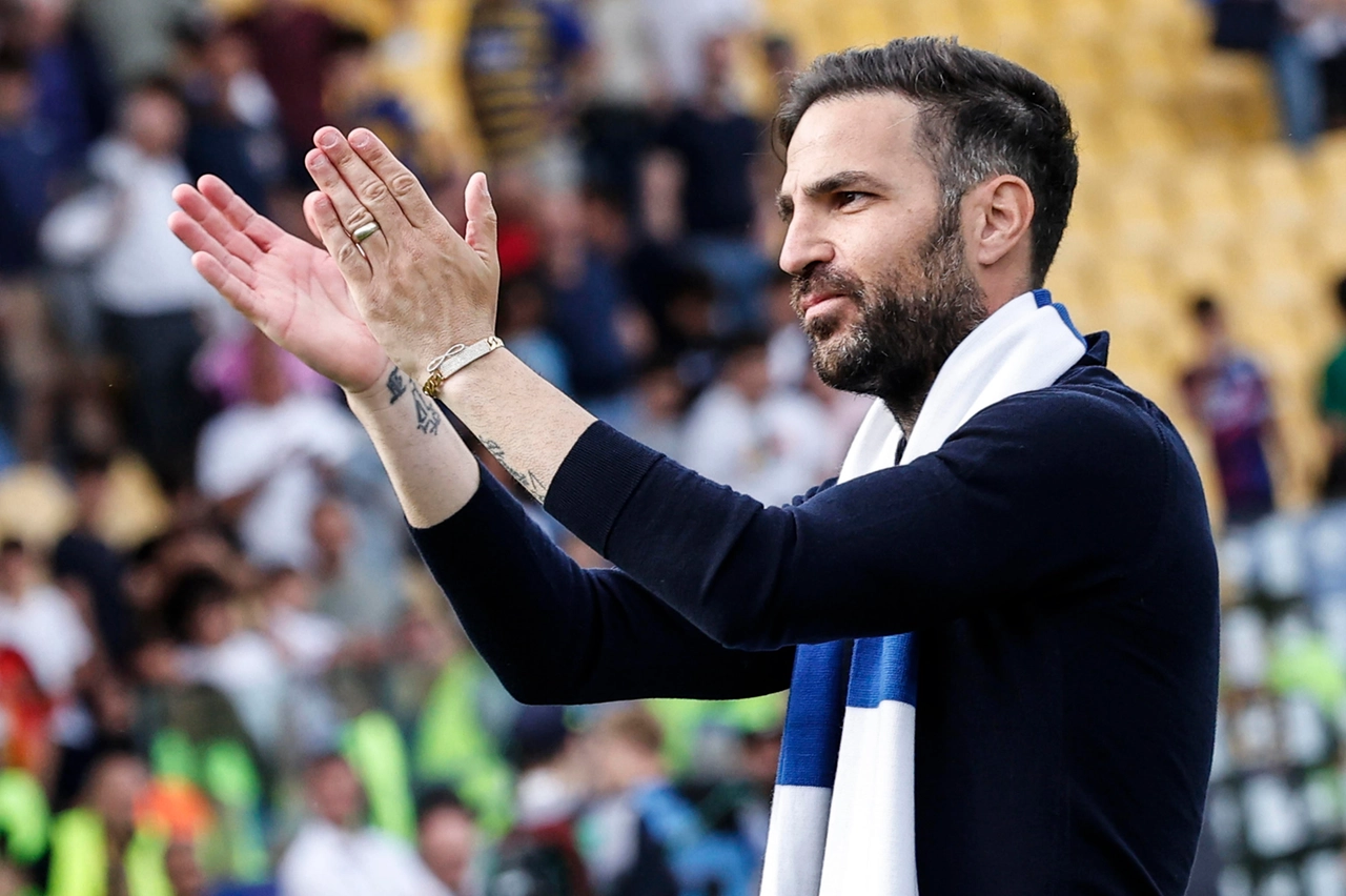 L'allenatore del Como Cesc Fabregas applaude alla squadra