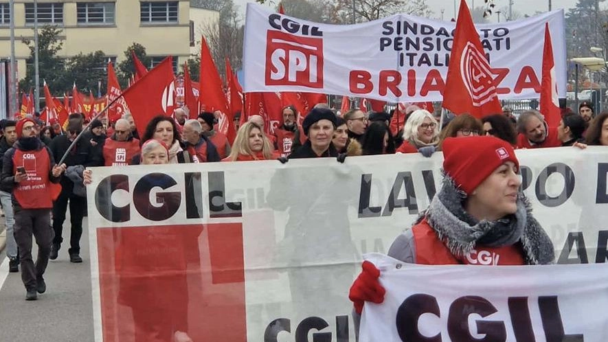 Sciopero a Monza: operai dell'automotive protestano per la crisi. Fiom chiede investimenti alle imprese. Vertenza Edim e richiesta intervento governo. Sciopero a Monza: operai dell'automotive protestano per la crisi. Fiom chiede investimenti alle imprese. Vertenza Edim e richiesta intervento governo.