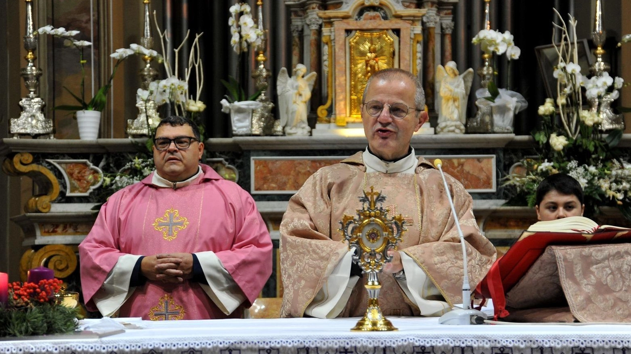 Sabato a Vergonzana, ieri a nella parrocchiale di San Bernardino. È la reliquia di San Giovanni Paolo II, il papa... Sabato a Vergonzana, ieri a nella parrocchiale di San Bernardino. È la reliquia di San Giovanni Paolo II, il papa...