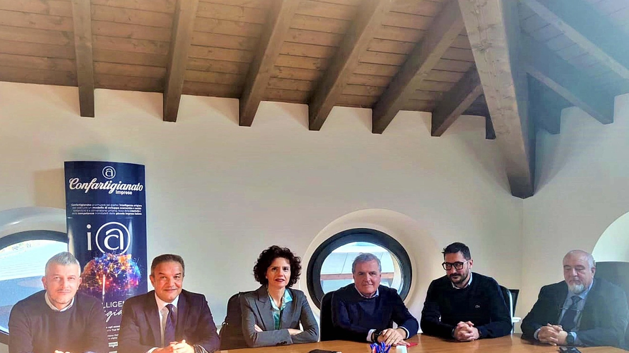 A destra del nuovo prefetto di Sondrio Anna Pavone è seduto Gionni Gritti numero uno degli Artigiani A destra del nuovo prefetto di Sondrio Anna Pavone è seduto Gionni Gritti numero uno degli Artigiani