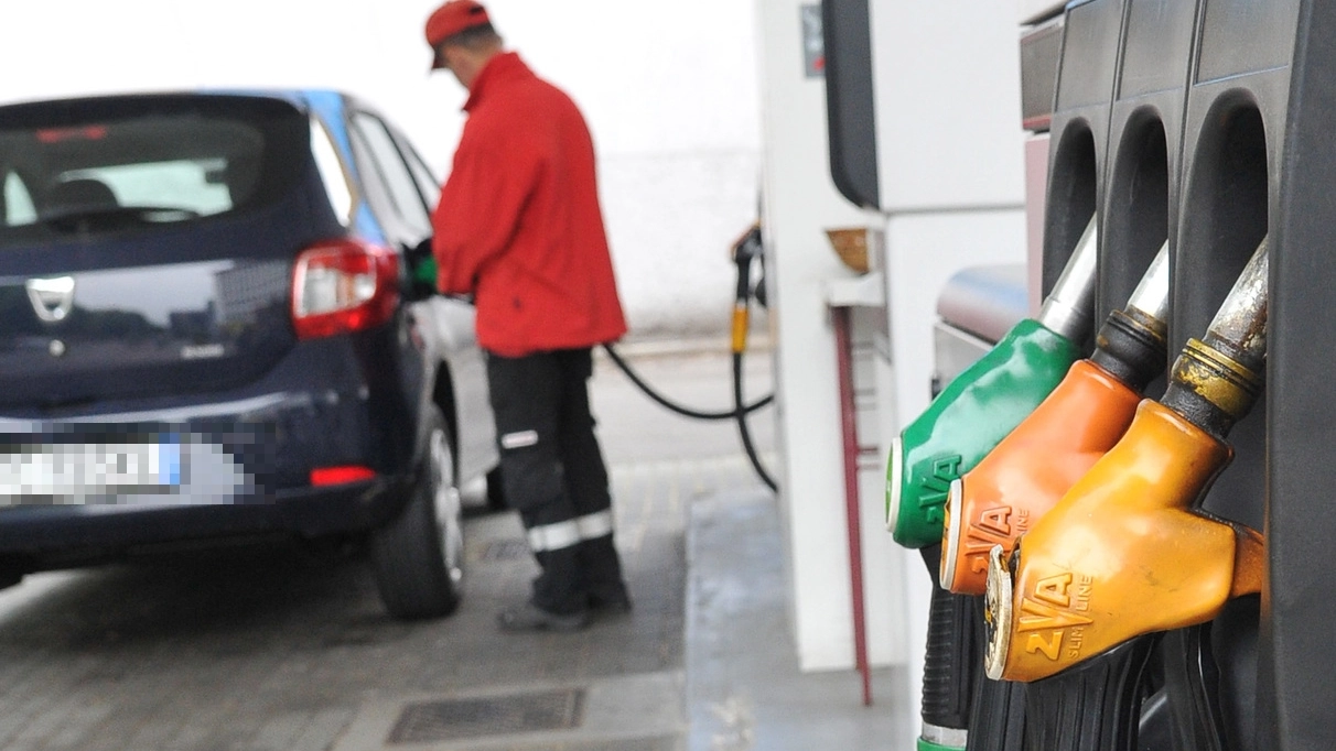 Una stazione di carburante a Milano in una foto di archivio. Secondo il sindacato Figisc (aderente a Confcommercio Milano, Lodi, Monza e Brianza) la città rischia di diventare a "zero benzinai" Una stazione di carburante a Milano in una foto di archivio. Secondo il sindacato Figisc (aderente a Confcommercio Milano, Lodi, Monza e Brianza) la città rischia di diventare a "zero benzinai"