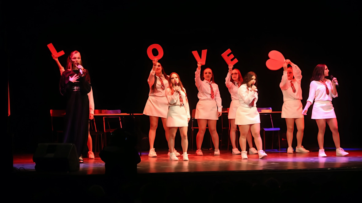 Gli abiti confezionati dagli allievi della Pbs di Monza diventano protagonisti sul palco del teatro Villoresi. Gli abiti confezionati dagli allievi della Pbs di Monza diventano protagonisti sul palco del teatro Villoresi.