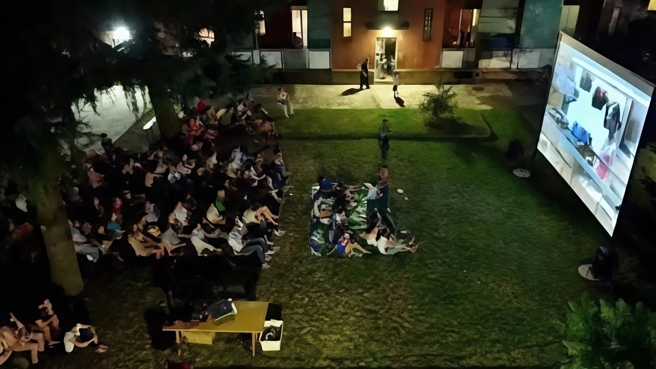Via, venerdì, all’attesa rassegna estiva “Scendi, c’è il cinema!“, il ciclo di proiezioni gratuite nei cortili popolari dei quartieri Giambellino... Via, venerdì, all’attesa rassegna estiva “Scendi, c’è il cinema!“, il ciclo di proiezioni gratuite nei cortili popolari dei quartieri Giambellino...