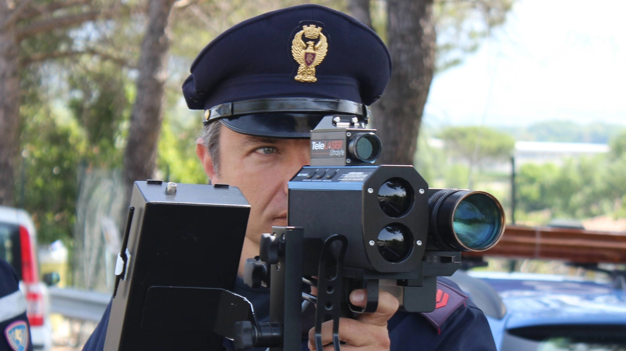 Controlli della Stradale con un autovelox