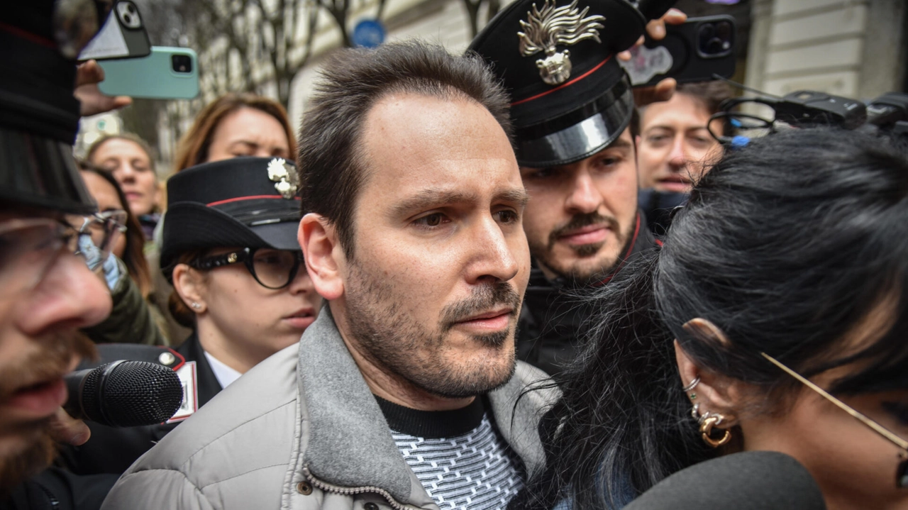 Andrea Sempio esce dalla caserma dei Carabinieri Montebello di via Vincenzo Monti accompagnato dai suoi avvocati
