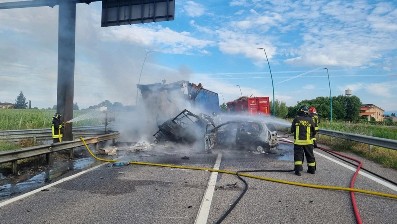 I vigili del fuoco spengono il rogo provocato dall'incidente