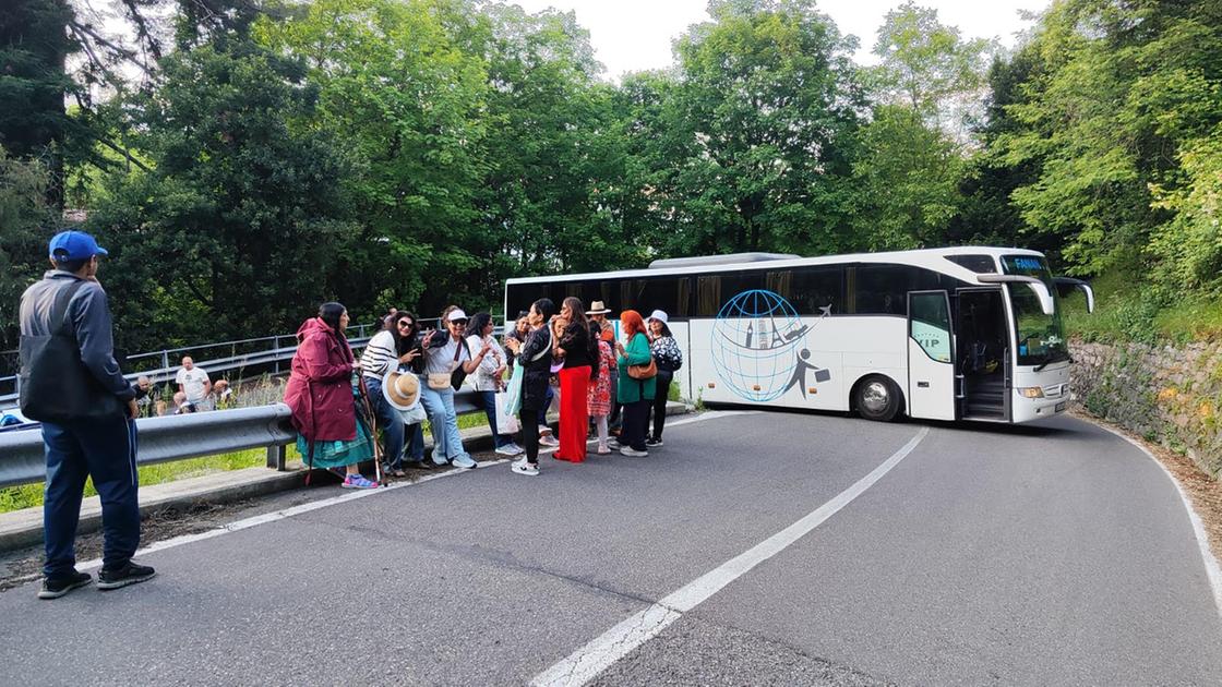 La curva fra Bellagio e Civenna è troppo stretta, pullman turistico rimane incastrato per 4 ore La curva fra Bellagio e Civenna è troppo stretta, pullman turistico rimane incastrato per 4 ore