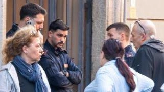 L’intervento della polizia nella palazzina in via Verro dopo l’omicidio della donna di 82 anni lo scorso 14 maggio