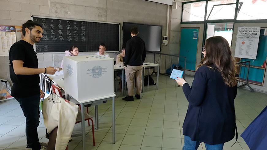 Lavori a scuola. Spostati i seggi del referendum