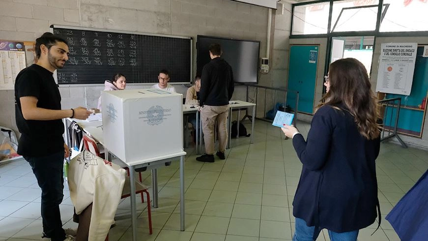 Stavolta gli elettori vedanesi dovranno cambiare strada. Niente seggi all’interno delle scuole medie del paese in occasione dei prossimi referendum:... Stavolta gli elettori vedanesi dovranno cambiare strada. Niente seggi all’interno delle scuole medie del paese in occasione dei prossimi referendum:...