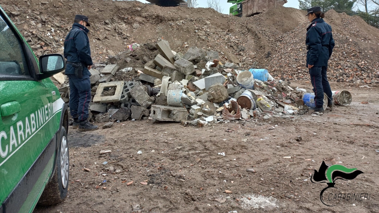 I militari hanno trovato ferro acciaio batterie al piombo e al litio con materiale elettrico e plastica I militari hanno trovato ferro acciaio batterie al piombo e al litio con materiale elettrico e plastica