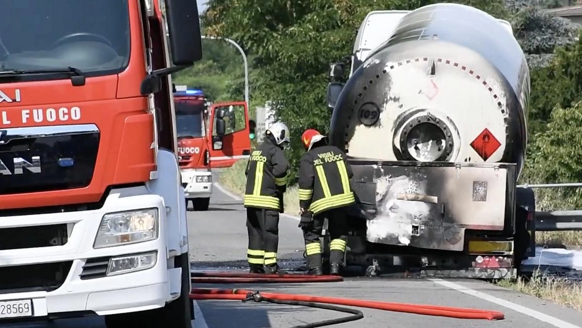 COPIANO (Pavia) Principio d’incendio per un’autocisterna di Gpl in transito sulla ex Statale 235 a Copiano, che si è pure... COPIANO (Pavia) Principio d’incendio per un’autocisterna di Gpl in transito sulla ex Statale 235 a Copiano, che si è pure...
