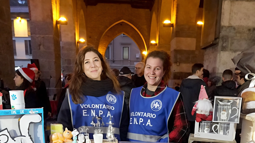 Ultimi giorni di shopping natalizio ai mercatini Enpa in centro e al canile di via San Damiano. Per chi è... Ultimi giorni di shopping natalizio ai mercatini Enpa in centro e al canile di via San Damiano. Per chi è...