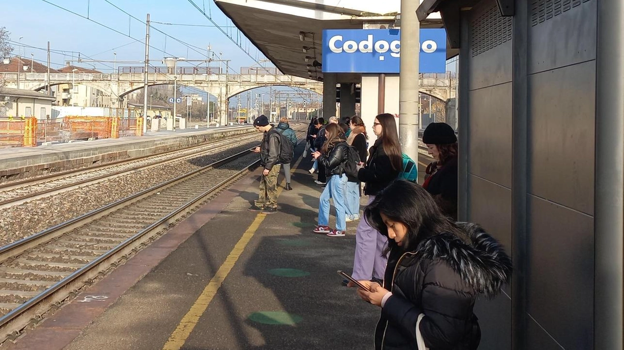 Pendolari in attesa del treno sulle banchine dello scalo ferroviario di Codogno Pendolari in attesa del treno sulle banchine dello scalo ferroviario di Codogno