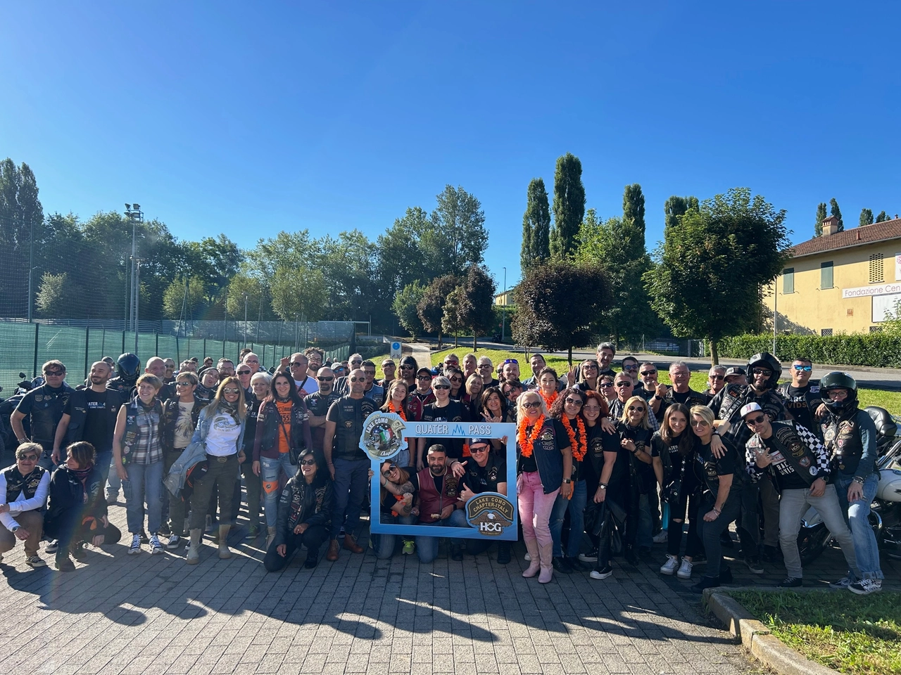 Il gruppo di motociclisti che si è radunato sul Lario