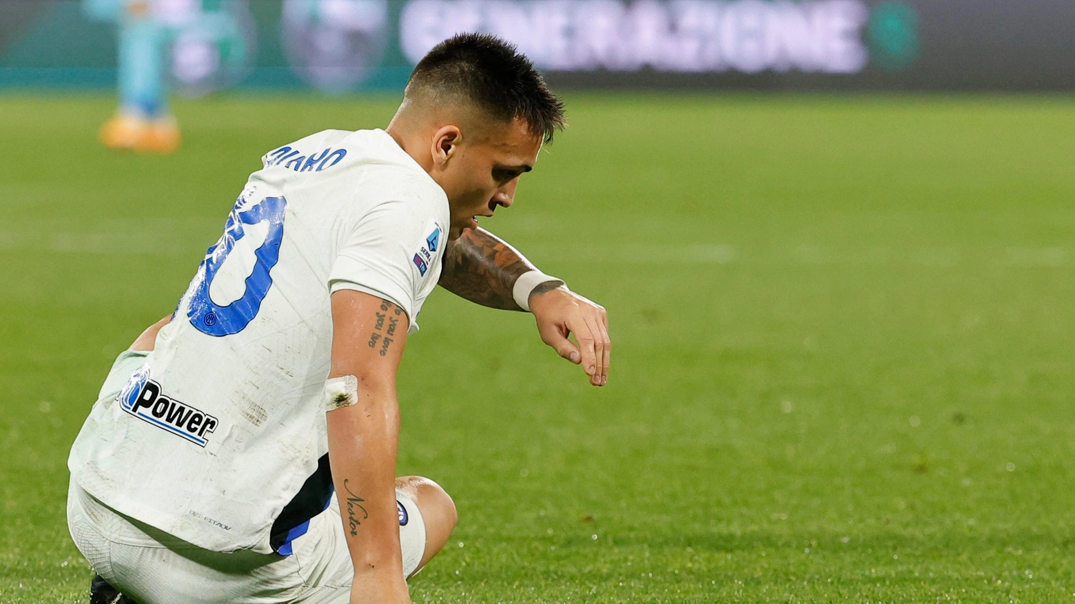 Lautaro Martinez a terra, il Sassuolo batte l'Inter 1-0