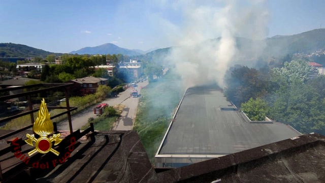 Un incendio nei capannoni dell'ex Reggiani di Bergamo Un incendio nei capannoni dell'ex Reggiani di Bergamo