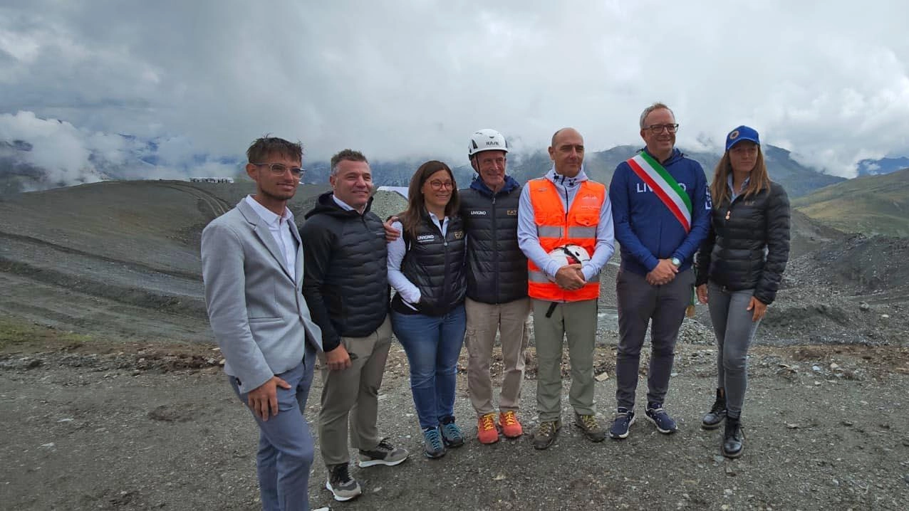 Con la fascia tricolore il sindaco di Livigno Remo Galli Al suo fianco il sottosegretario di Stato Alessandro Morelli