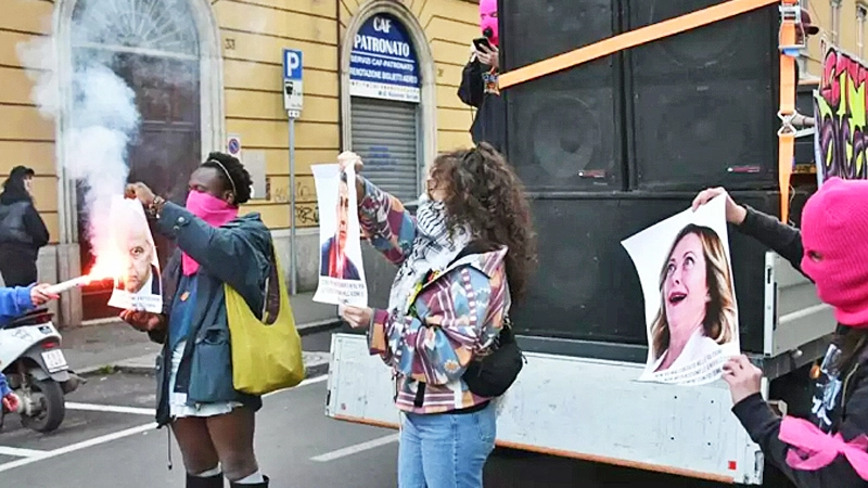 La manifestazione dell'8 marzo in cui vennero dati alle fiamme i volantini