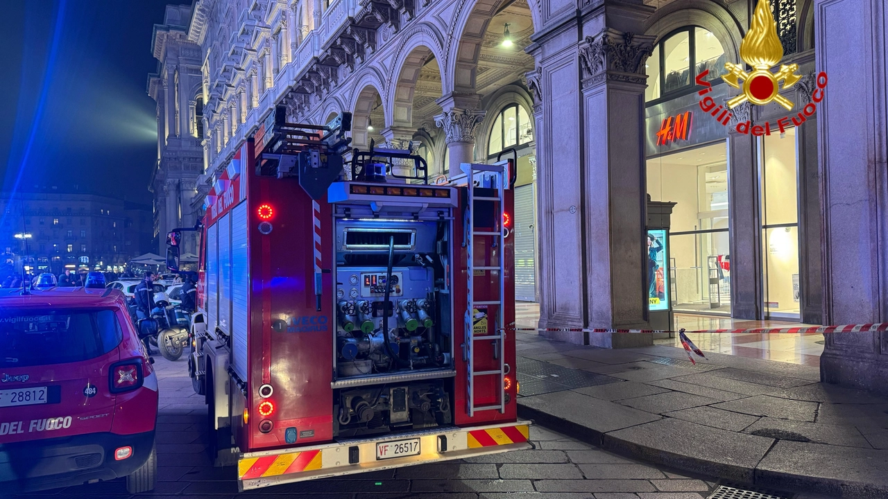 I vigili del fuoco intervenuti in piazza Duomo (foto di archivio)