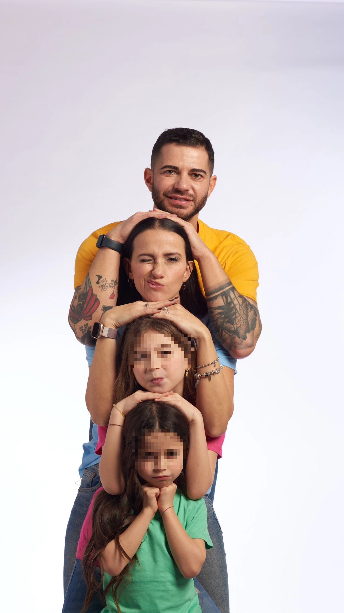Nunzio Fresi insieme a sua moglie Federica e alle figlie, Virginia e Ginevra