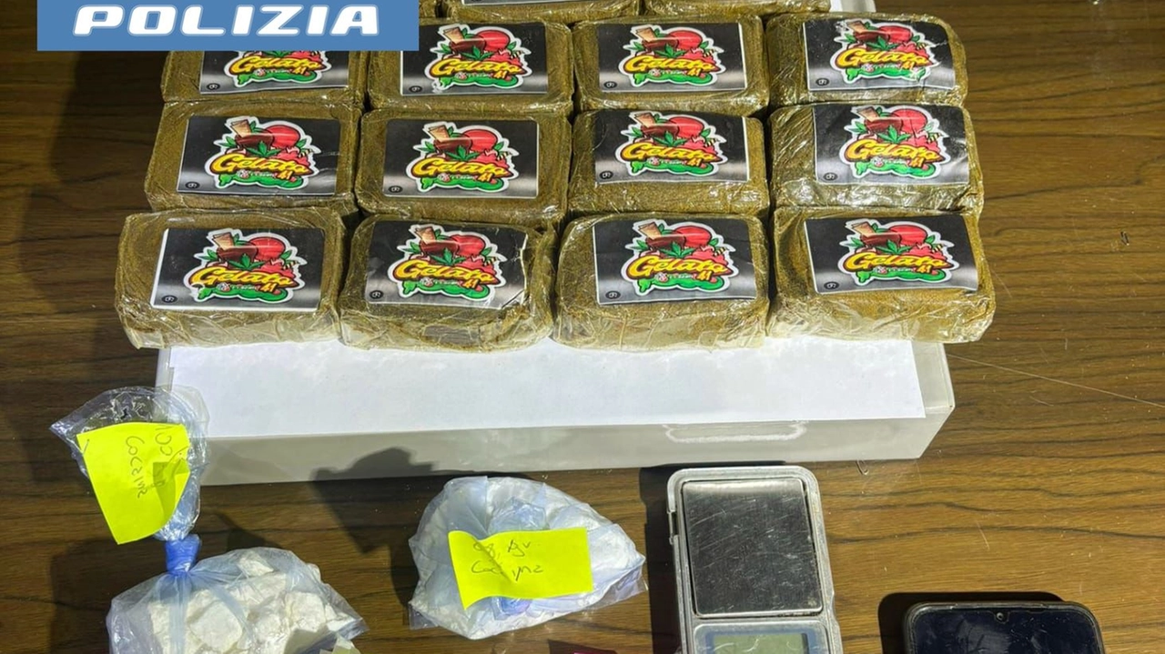 La droga sequestrata dagli agenti La droga sequestrata dagli agenti