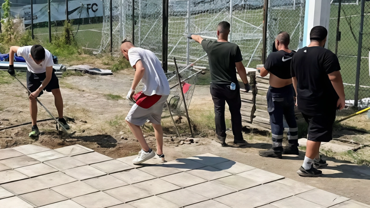 Lavori al centro sportivo di Gorla in stallo per controversie tra concessionari e Comune di Milano sulla copertura della tribuna. La struttura risulta fuori norma e il Comune chiede interventi urgenti. Concessionari sottolineano impegno per riaprire il centro a oltre 500 famiglie. Lavori al centro sportivo di Gorla in stallo per controversie tra concessionari e Comune di Milano sulla copertura della tribuna. La struttura risulta fuori norma e il Comune chiede interventi urgenti. Concessionari sottolineano impegno per riaprire il centro a oltre 500 famiglie.