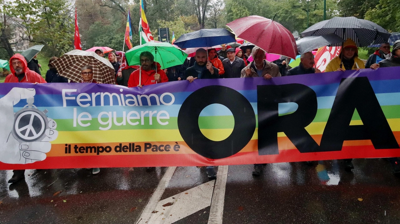 Per il corteo da piazza Sempione alla Scala arrivati attivisti da Lombardia, Veneto, Trentino e Friuli . Associazioni e partiti insieme contro la guerra. Tra slogan per "Palestina libera" e appelli al cessate il fuoco. Per il corteo da piazza Sempione alla Scala arrivati attivisti da Lombardia, Veneto, Trentino e Friuli . Associazioni e partiti insieme contro la guerra. Tra slogan per "Palestina libera" e appelli al cessate il fuoco.