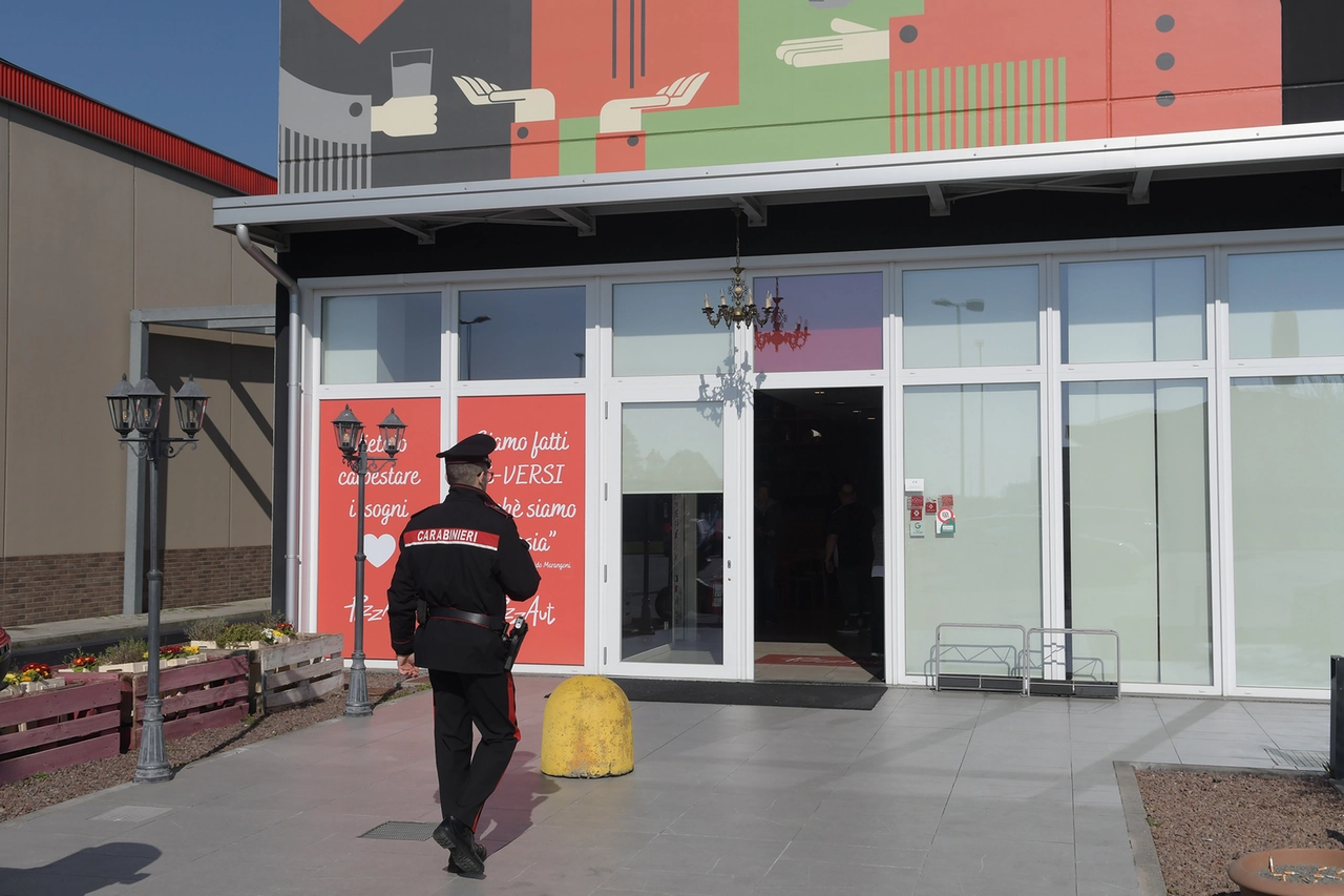 I carabinieri fuori dal ristorante preso di mira dai ladri (Canali)