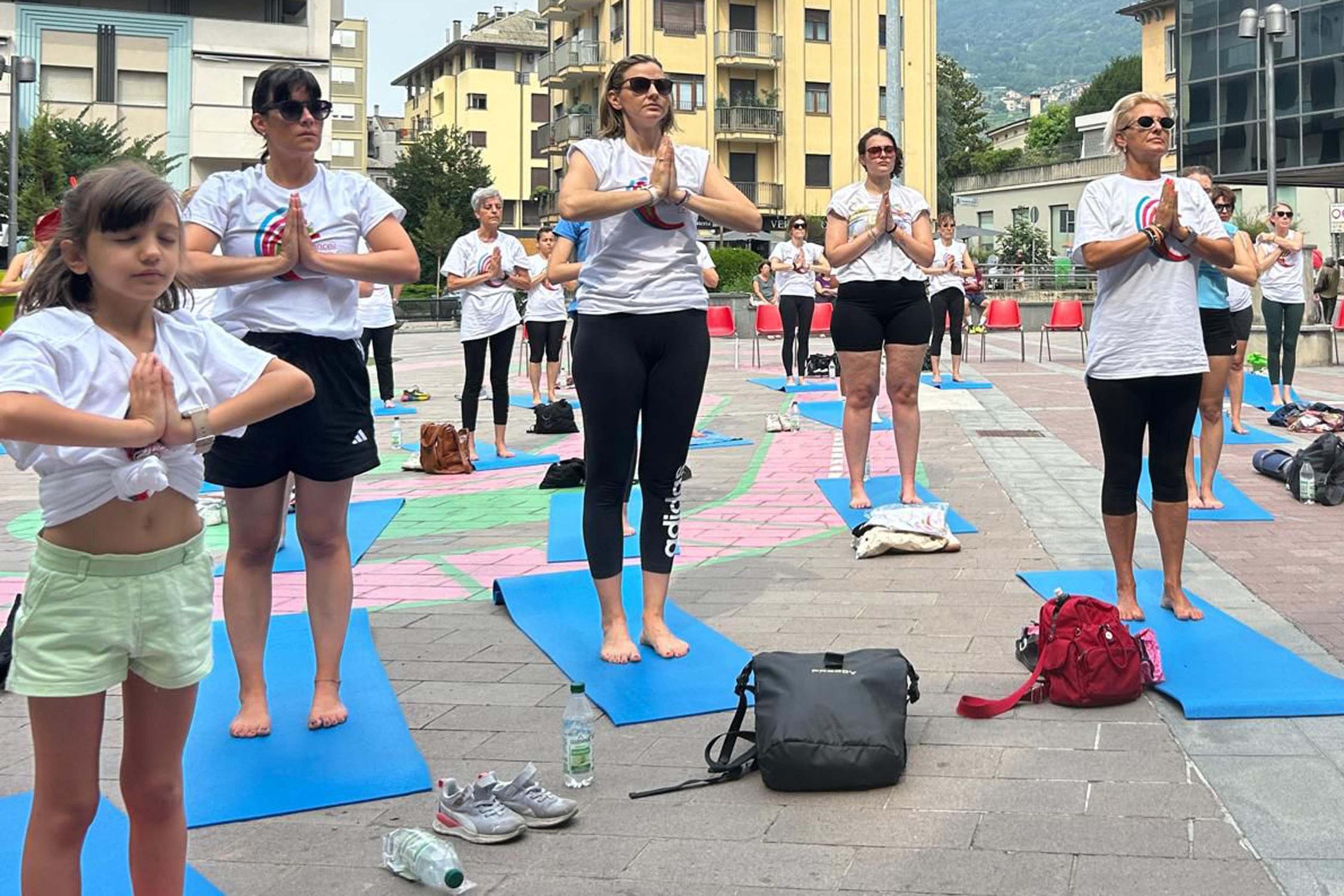 Giornata yoga in centro. Grazie ai volontari Lilt Giornata yoga in centro. Grazie ai volontari Lilt