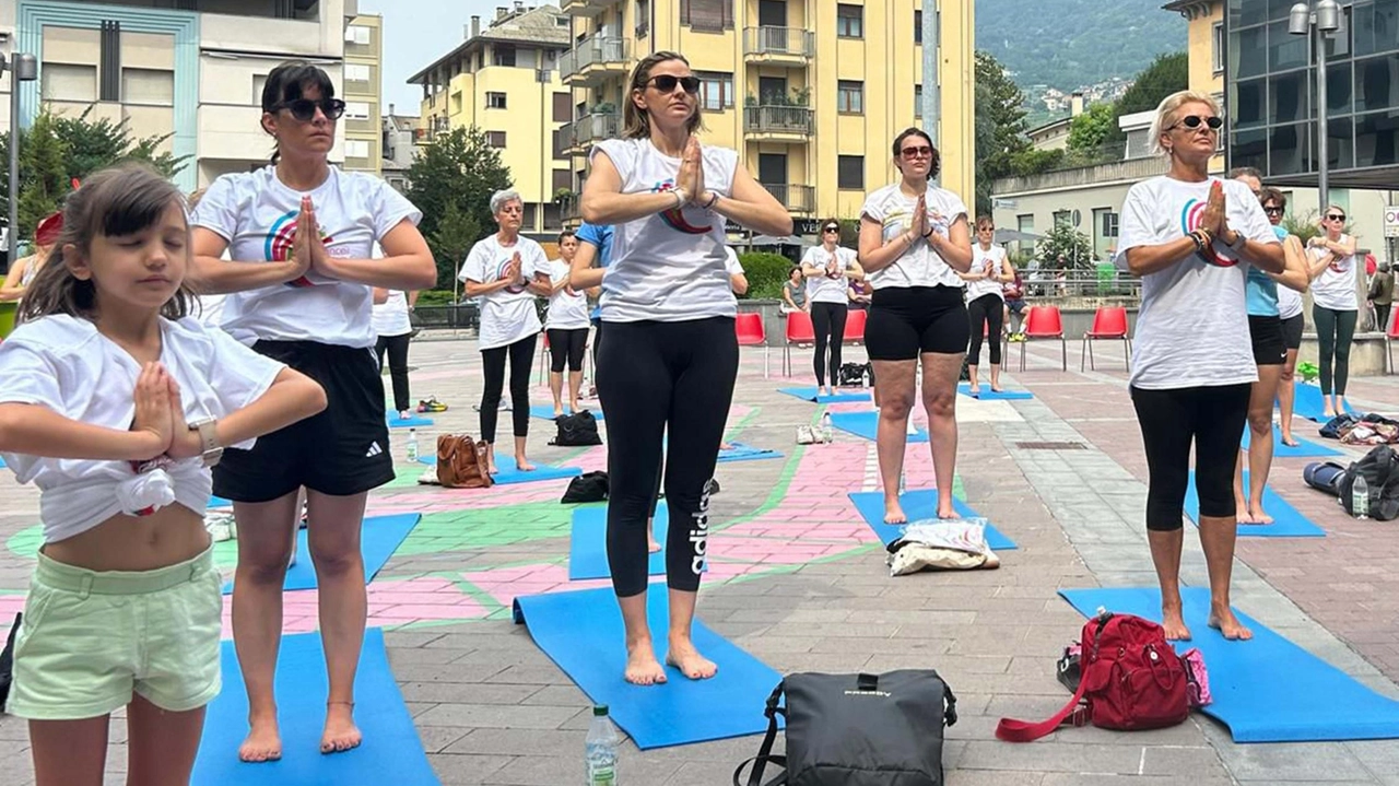 Donne giovani e meno giovani hanno partecipato alla lezione della sondriese Francesca Nera in piazza Teresina Tua Quadrio Donne giovani e meno giovani hanno partecipato alla lezione della sondriese Francesca Nera in piazza Teresina Tua Quadrio