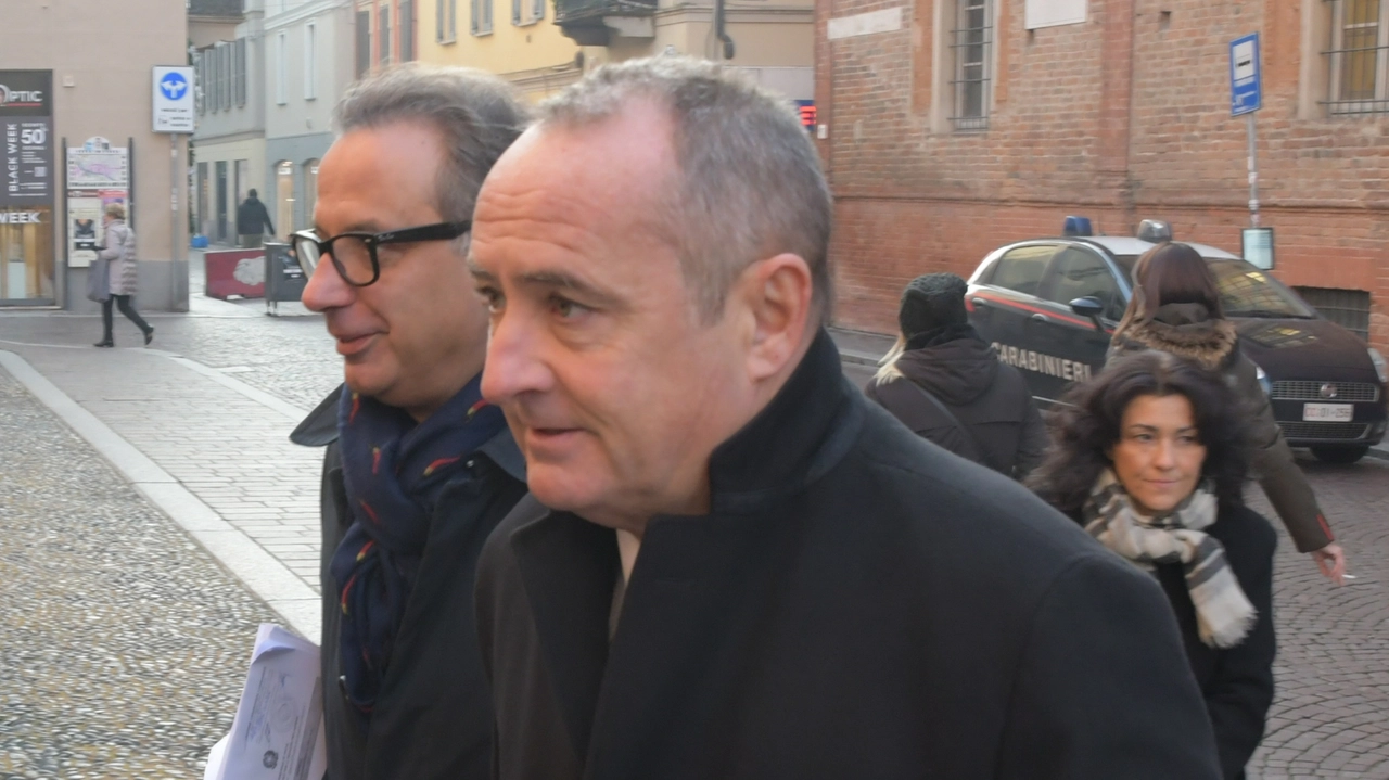 L’arrivo in Procura del sindaco Andrea Ceffa con il suo avvocato, Luca Angeleri L’arrivo in Procura del sindaco Andrea Ceffa con il suo avvocato, Luca Angeleri